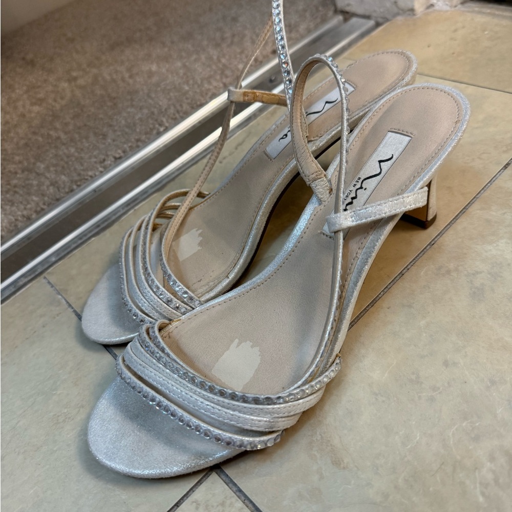 Nina New York size 7 GUC